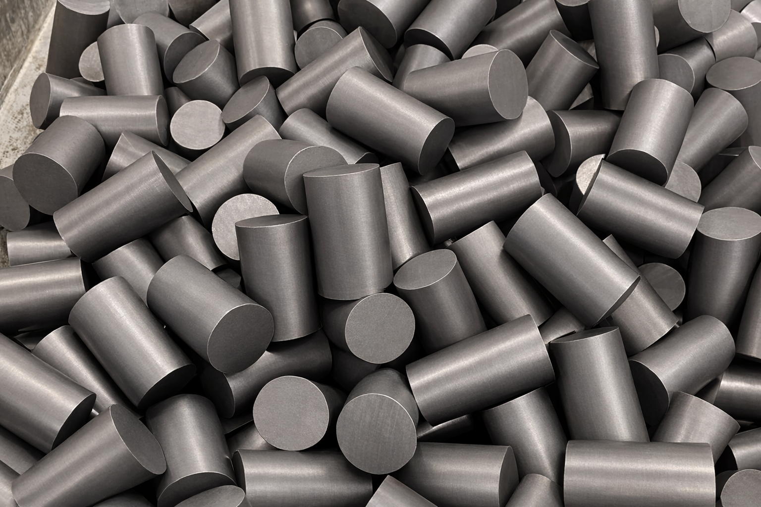 Piezas metálicas después de tratamiento químico en baño de fosfatizado de zinc.